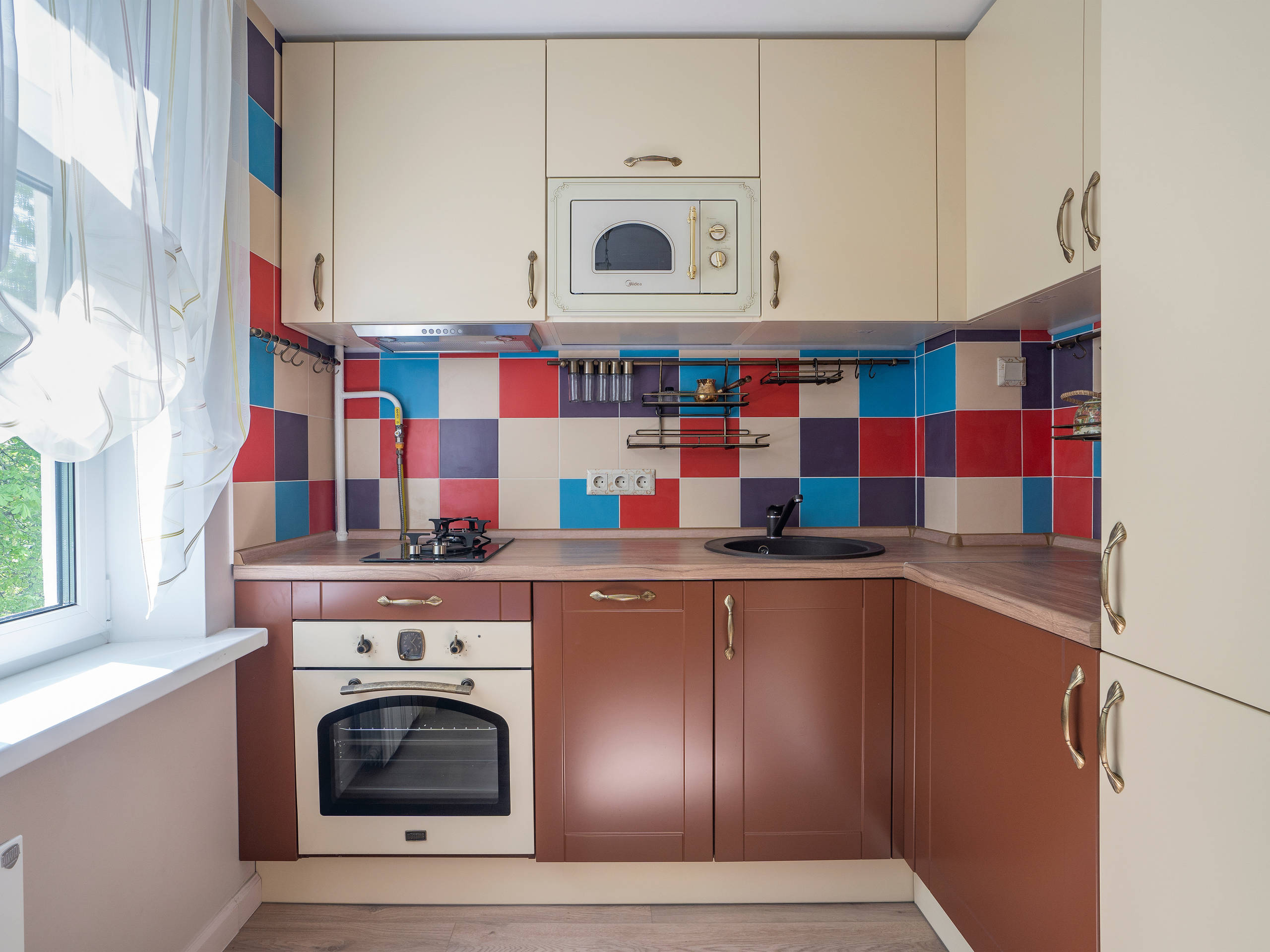 Уютная сканди-кухня 7 м² в типовой панельке (фото до и после)