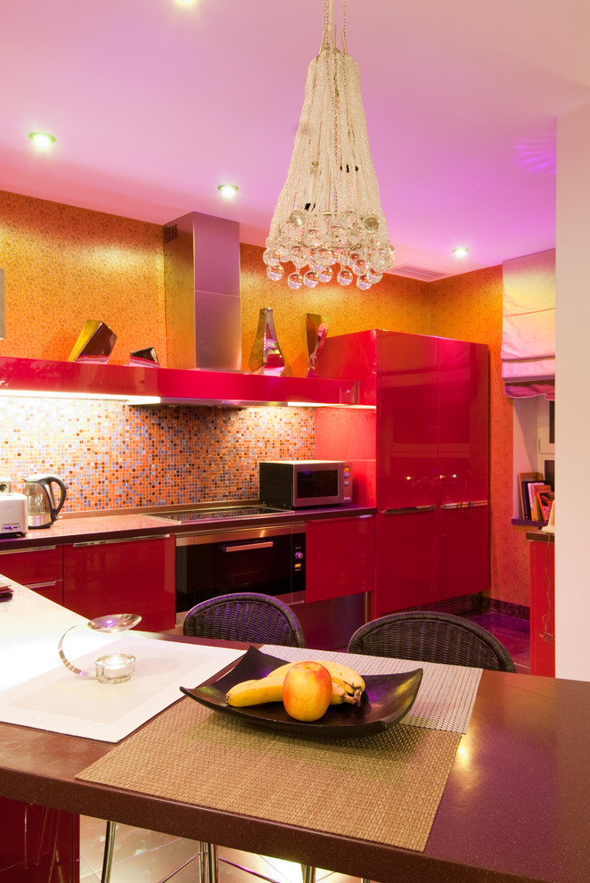 Modelo de cocinas en L contemporánea grande abierta con armarios con paneles lisos, encimera de acrílico, salpicadero multicolor, salpicadero con mosaicos de azulejos y electrodomésticos con paneles