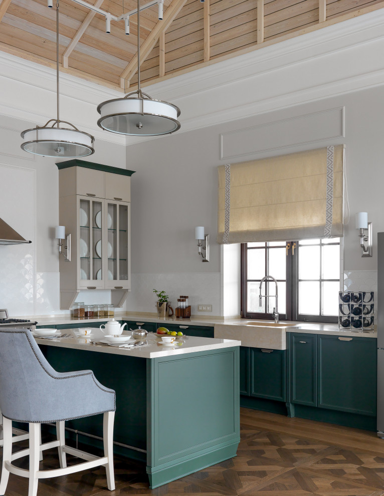 Inspiration för ett vintage vit vitt kök, med en rustik diskho, luckor med infälld panel, gröna skåp, vitt stänkskydd, mörkt trägolv, en köksö och brunt golv
