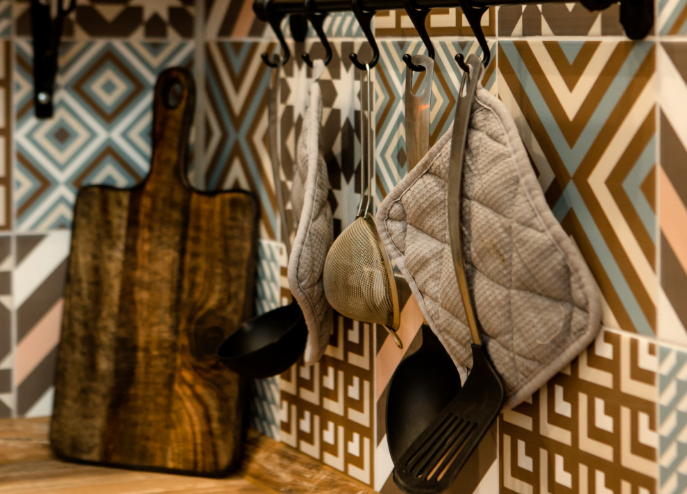 Inspiration för små skandinaviska kök, med luckor med infälld panel, träbänkskiva, stänkskydd i keramik och svarta vitvaror