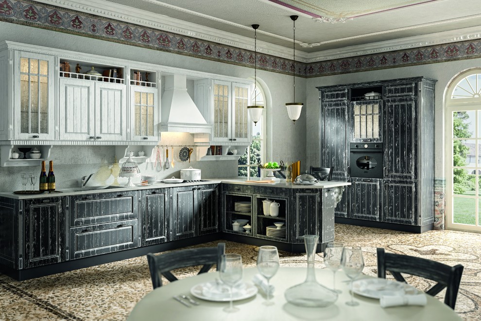 Shabby-Chic Küche in L-Form mit Küchenrückwand in Grau, profilierten Schrankfronten, Schränken im Used-Look, schwarzen Elektrogeräten und Halbinsel in Sonstige