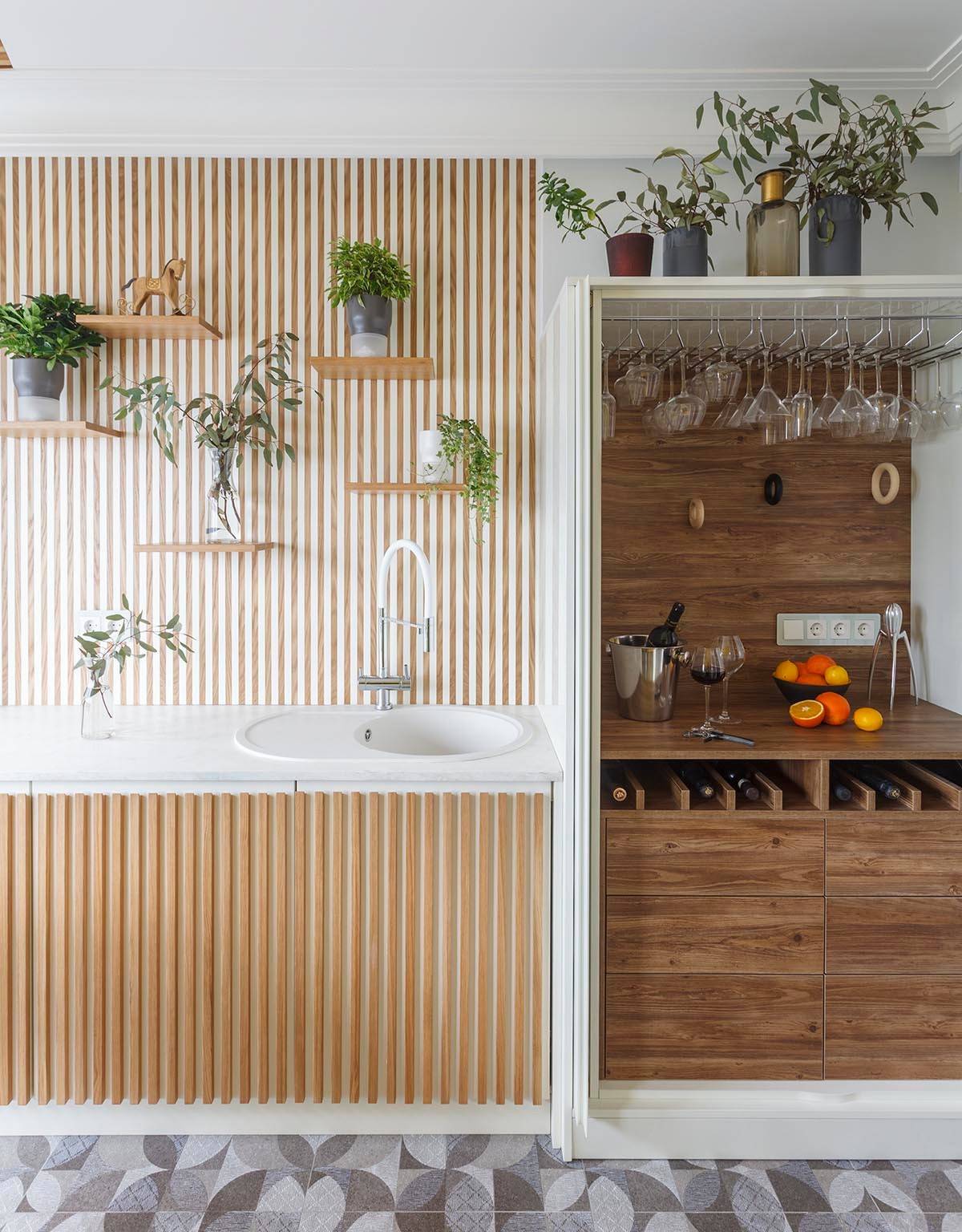 рейки в интерьере кухни на стене