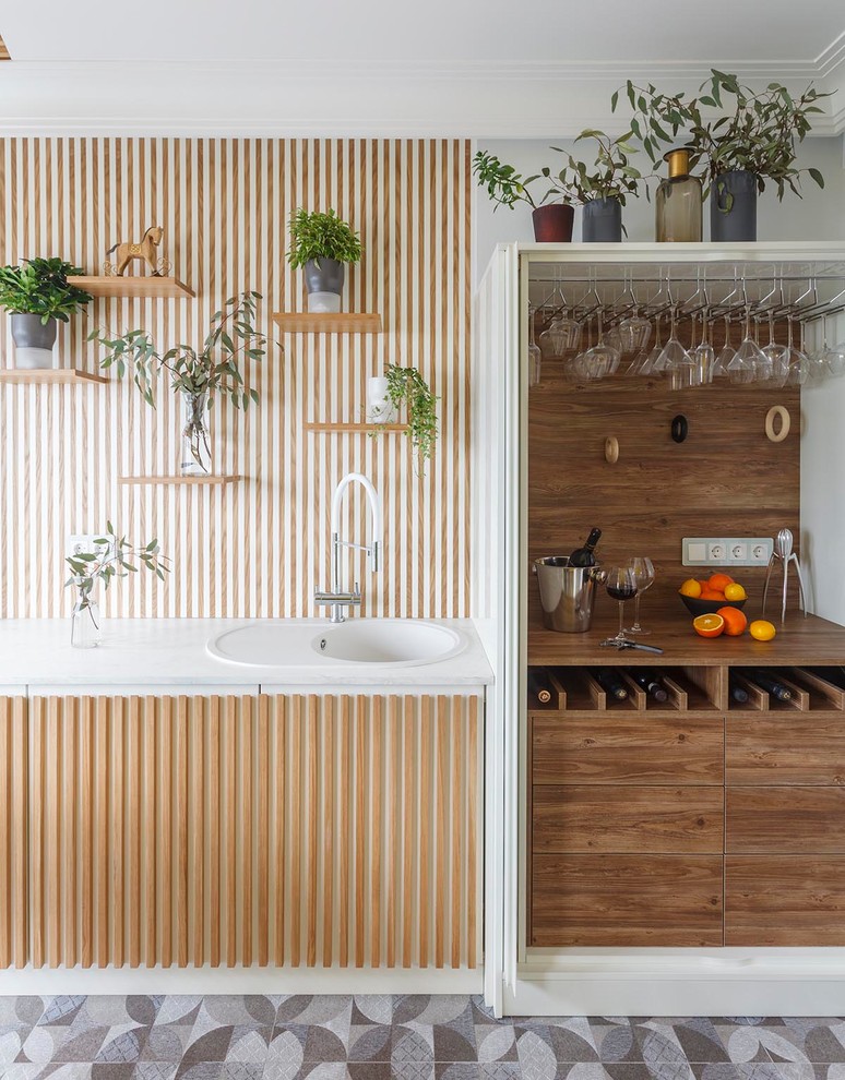 Foto di una piccola cucina a L design chiusa con lavello sottopiano, ante lisce, ante gialle, paraspruzzi bianco, elettrodomestici neri e nessuna isola