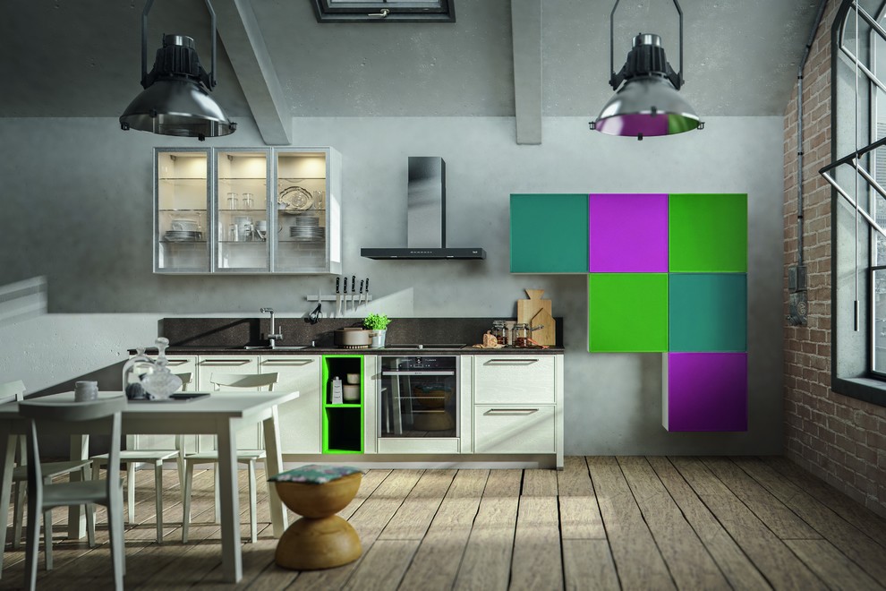 Imagen de cocina lineal bohemia con armarios con paneles lisos, electrodomésticos negros, fregadero encastrado, puertas de armario blancas y salpicadero marrón