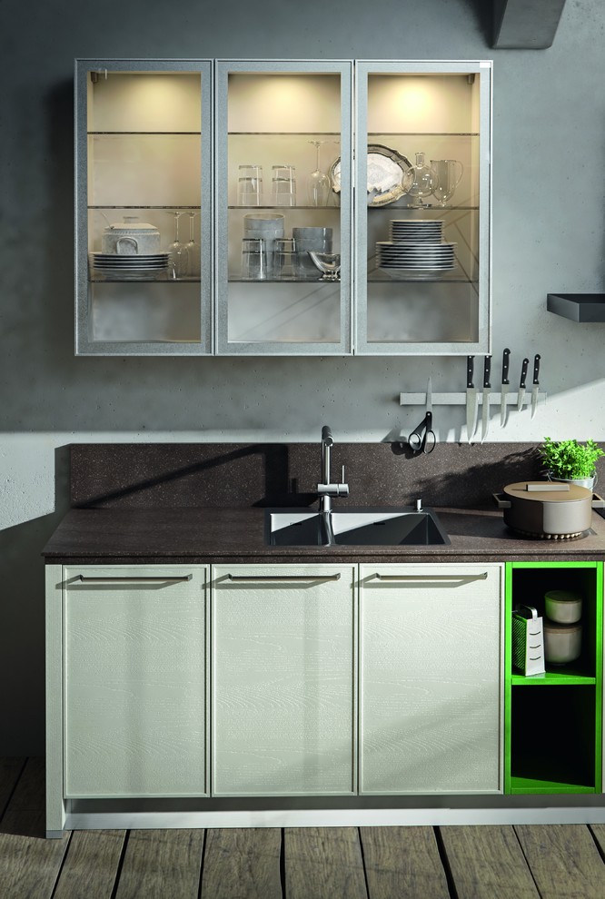 Einzeilige Stilmix Küche mit Einbauwaschbecken, weißen Schränken, Küchenrückwand in Braun und Glasfronten in Sonstige