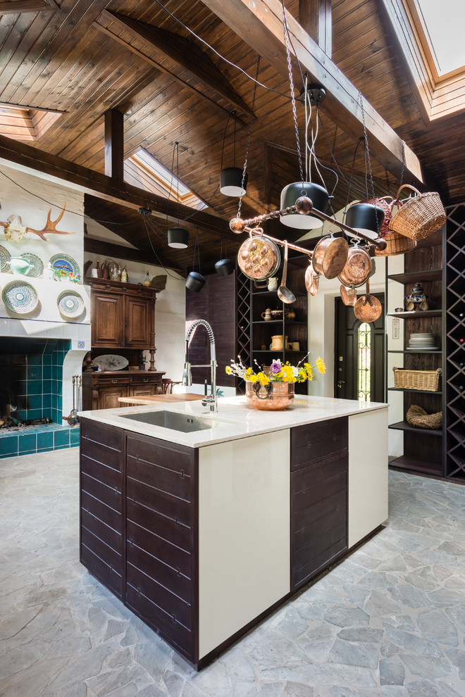 Immagine di una grande cucina country con lavello sottopiano, ante lisce, ante marroni, top in marmo, pavimento in ardesia, pavimento grigio e top beige