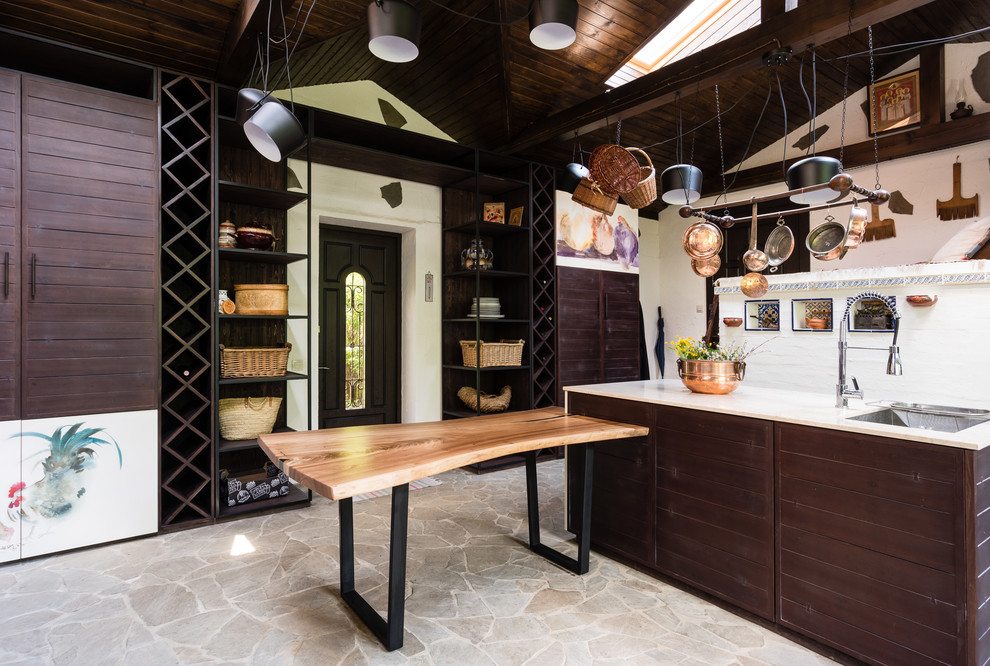 Idéer för ett stort lantligt beige kök och matrum, med en undermonterad diskho, släta luckor, marmorbänkskiva, integrerade vitvaror, skiffergolv, en köksö och grått golv