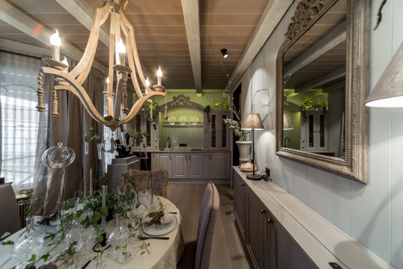 Идея дизайна: параллельная кухня среднего размера в классическом стиле с обеденным столом, фасадами с выступающей филенкой, серыми фасадами и столешницей из ламината
