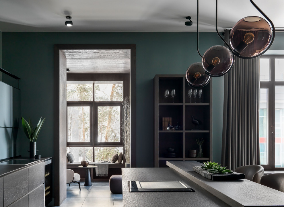 Cette image montre une grande cuisine ouverte linéaire design avec un placard à porte plane, îlot et un sol gris.