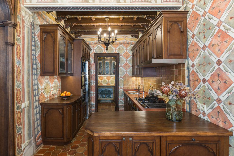 Стильный дизайн: параллельная кухня в классическом стиле с двойной мойкой, фасадами цвета дерева среднего тона, коричневым фартуком, деревянной столешницей и коричневой столешницей - последний тренд