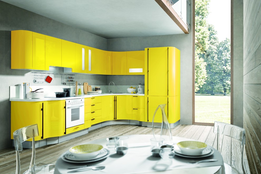 Свежая идея для дизайна: прямая кухня в современном стиле с желтыми фасадами, белой техникой и плоскими фасадами - отличное фото интерьера