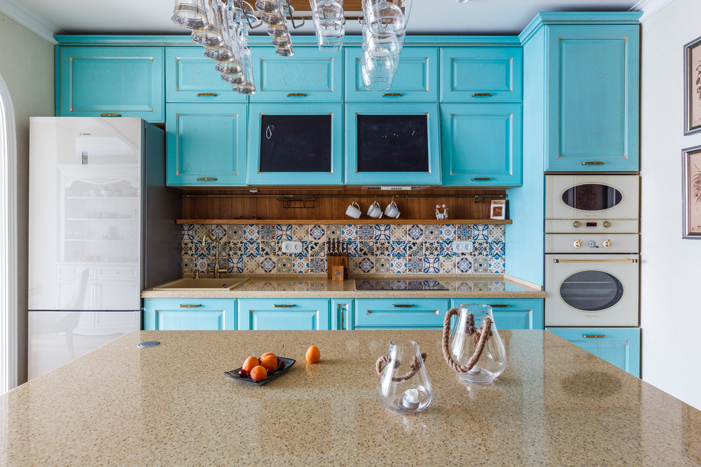 Стильный дизайн: большая кухня со стиральной машиной в современном стиле - последний тренд