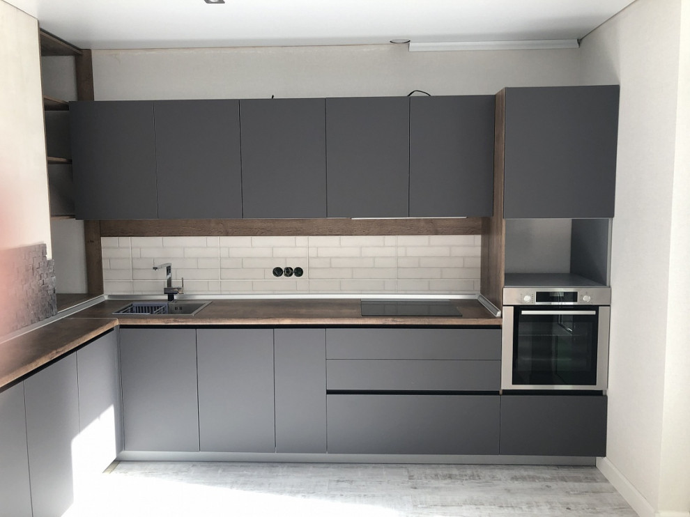 Design ideas for a medium sized industrial l-shaped kitchen in Moscow with flat-panel cabinets.