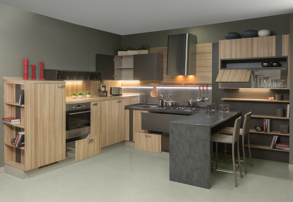 Moderne Küche in U-Form mit Einbauwaschbecken, flächenbündigen Schrankfronten, Küchenrückwand in Grau, Küchengeräten aus Edelstahl, Halbinsel und hellen Holzschränken in Sonstige