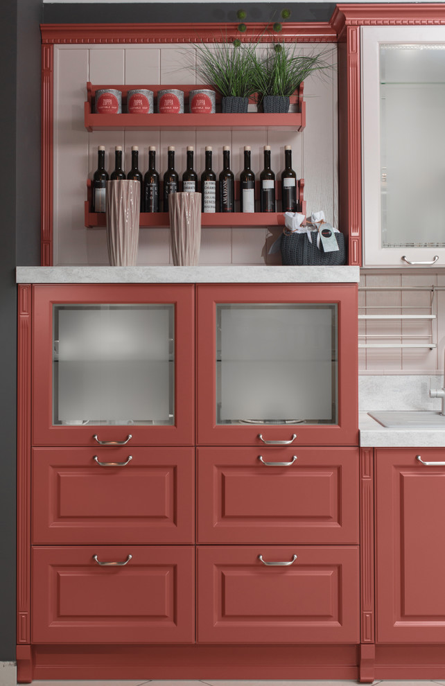 Diseño de cocina contemporánea con armarios con paneles con relieve y puertas de armario rojas