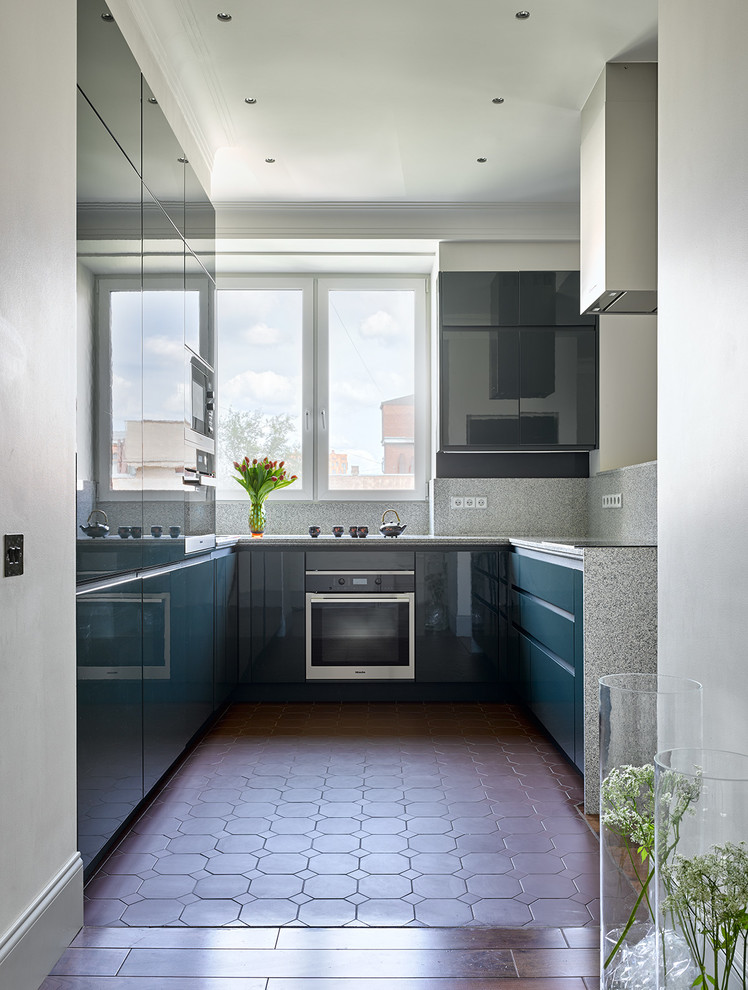 Idéer för ett mellanstort klassiskt grå kök, med släta luckor, grått stänkskydd, rostfria vitvaror, brunt golv, en undermonterad diskho, gröna skåp och granitbänkskiva