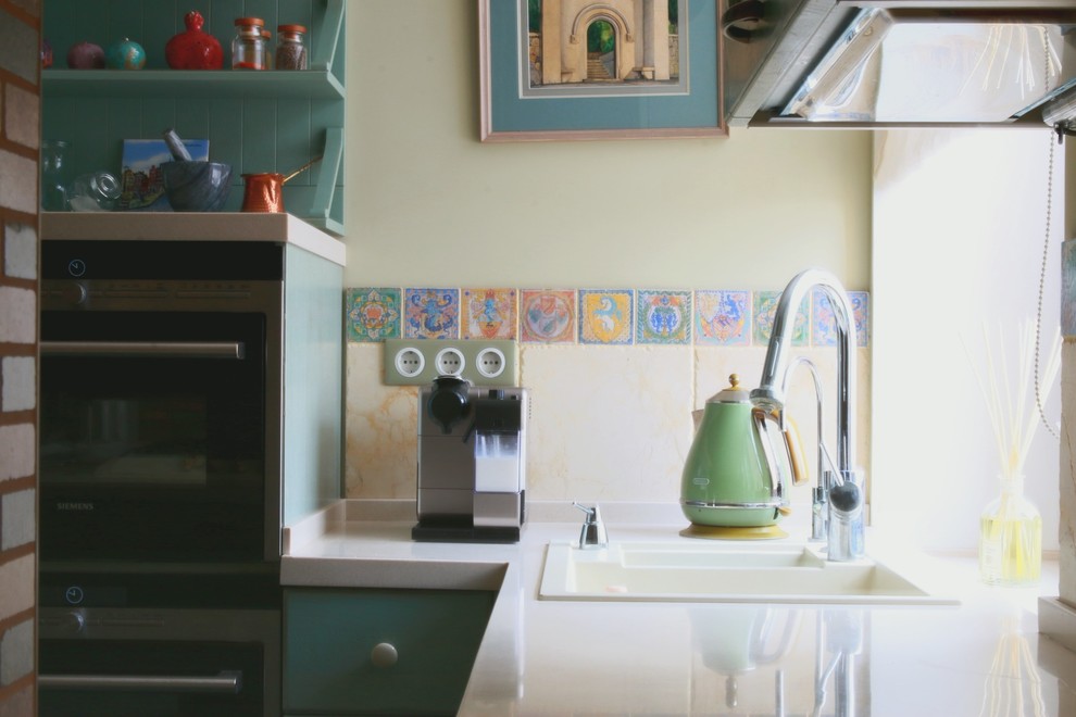 Inspiration för ett litet vintage beige beige kök, med en nedsänkt diskho, luckor med upphöjd panel, turkosa skåp, bänkskiva i koppar, flerfärgad stänkskydd, stänkskydd i marmor, klinkergolv i keramik, en halv köksö och blått golv