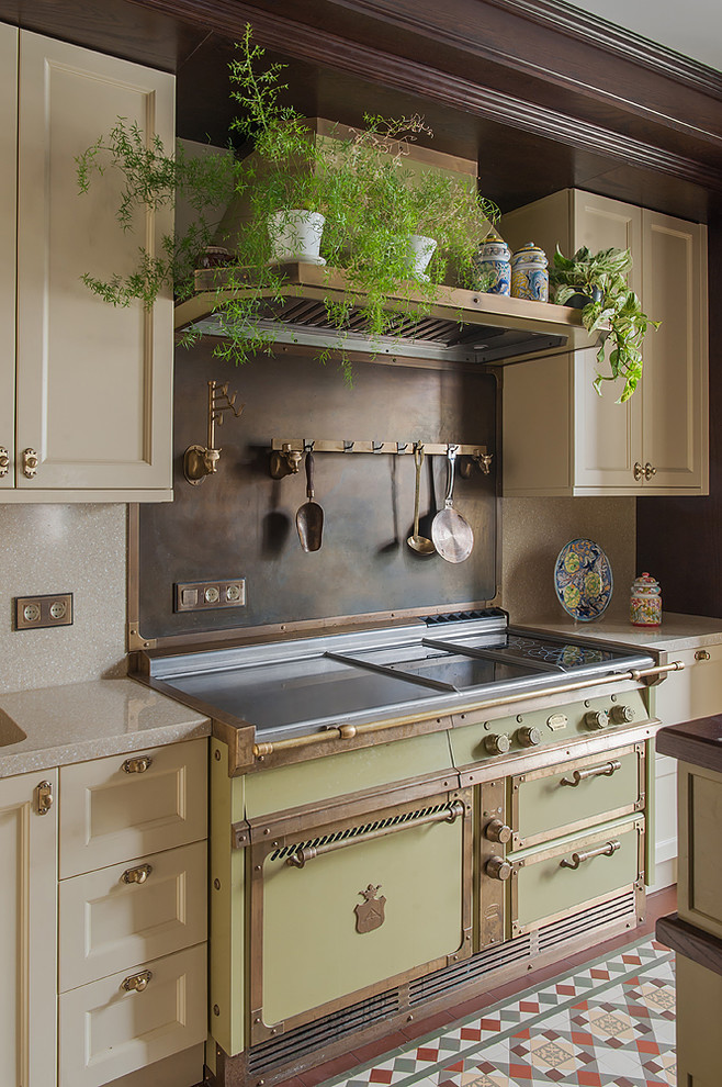 Idee per una cucina classica con lavello integrato, ante con riquadro incassato, ante bianche, elettrodomestici colorati, pavimento multicolore e top beige