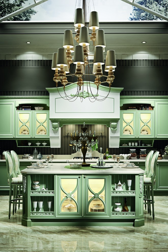 Пример оригинального дизайна: большая кухня в классическом стиле с зелеными фасадами, островом, черным фартуком и стеклянными фасадами