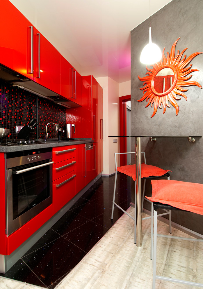 Bild på ett avskilt, litet funkis linjärt kök, med en undermonterad diskho, släta luckor, röda skåp, bänkskiva i koppar, svart stänkskydd, stänkskydd i mosaik och rostfria vitvaror