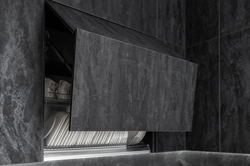 Пример оригинального дизайна: угловая кухня среднего размера в современном стиле с обеденным столом, врезной мойкой, плоскими фасадами, черными фасадами, черным фартуком, полом из керамической плитки, серым полом и черной столешницей