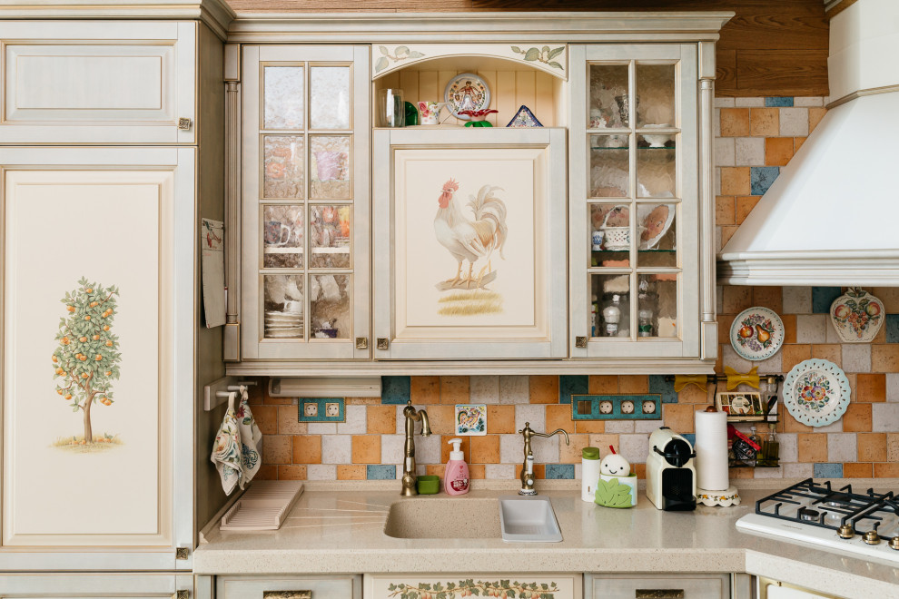 Exempel på ett stort lantligt beige beige kök, med luckor med upphöjd panel, gröna skåp, bänkskiva i koppar, stänkskydd i mosaik, klinkergolv i keramik och en halv köksö