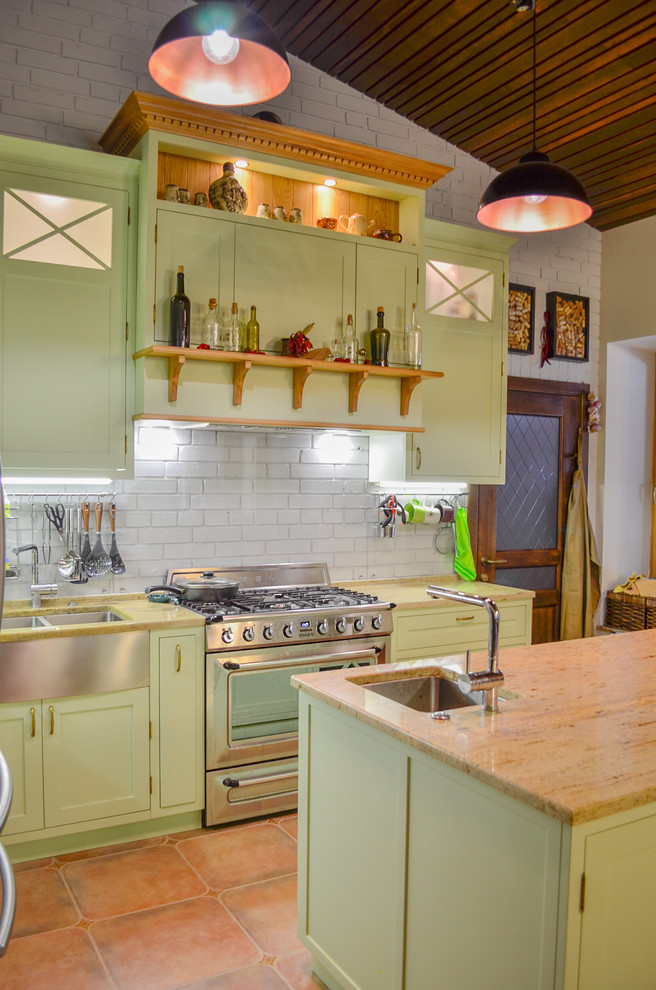 Inspiration för ett stort vintage flerfärgad flerfärgat kök, med en dubbel diskho, skåp i shakerstil, gröna skåp, granitbänkskiva, vitt stänkskydd, stänkskydd i glaskakel, rostfria vitvaror, klinkergolv i terrakotta, en köksö och brunt golv