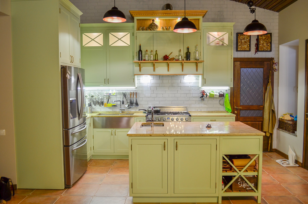 Idéer för ett stort klassiskt flerfärgad kök, med en dubbel diskho, skåp i shakerstil, gröna skåp, granitbänkskiva, vitt stänkskydd, stänkskydd i glaskakel, rostfria vitvaror, klinkergolv i terrakotta, en köksö och brunt golv