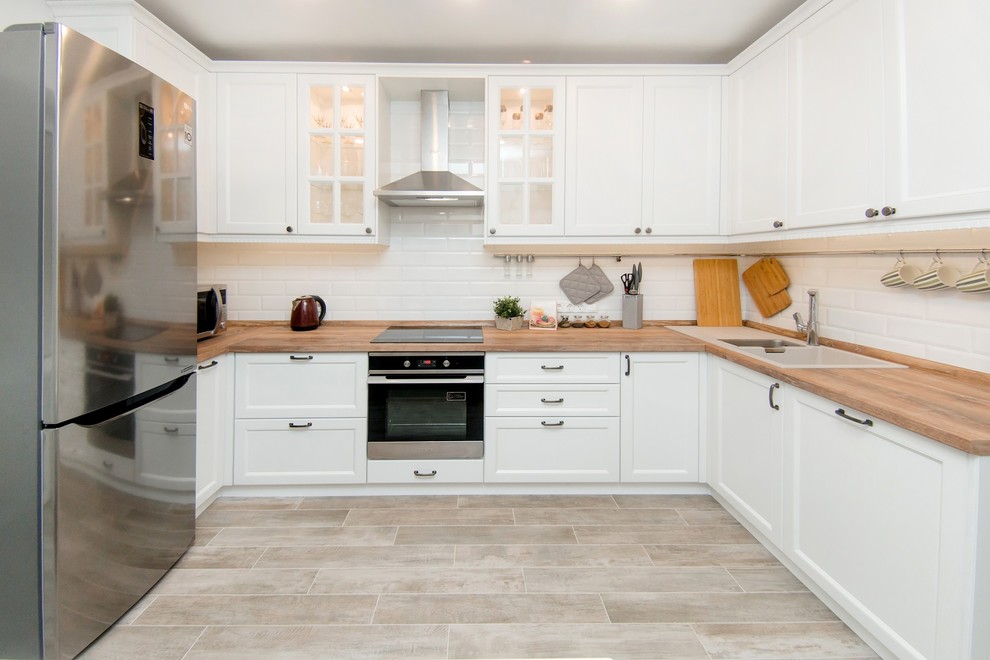 На фото: кухня среднего размера в скандинавском стиле