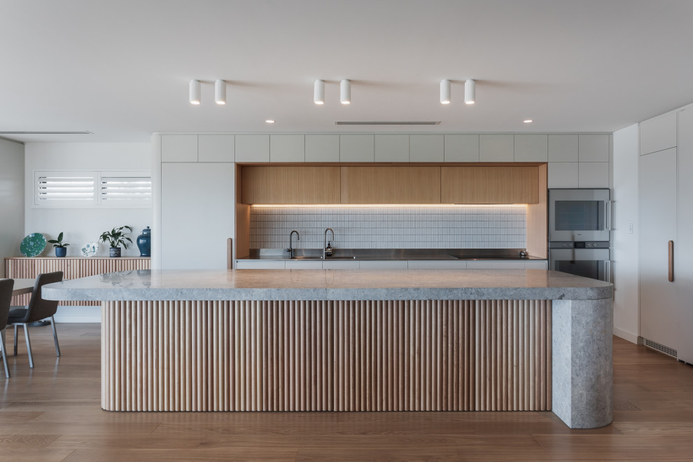 Moderne Küche mit hellem Holzboden