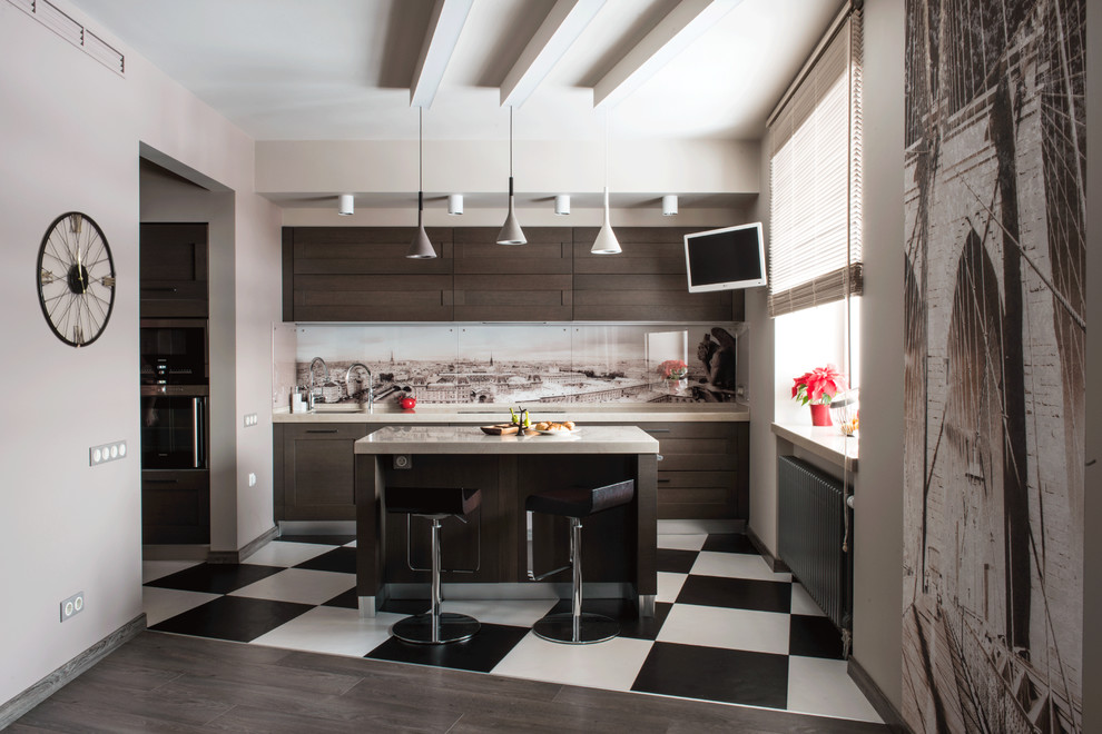 モスクワにあるコンテンポラリースタイルのおしゃれなキッチン (シェーカースタイル扉のキャビネット、濃色木目調キャビネット、シルバーの調理設備) の写真