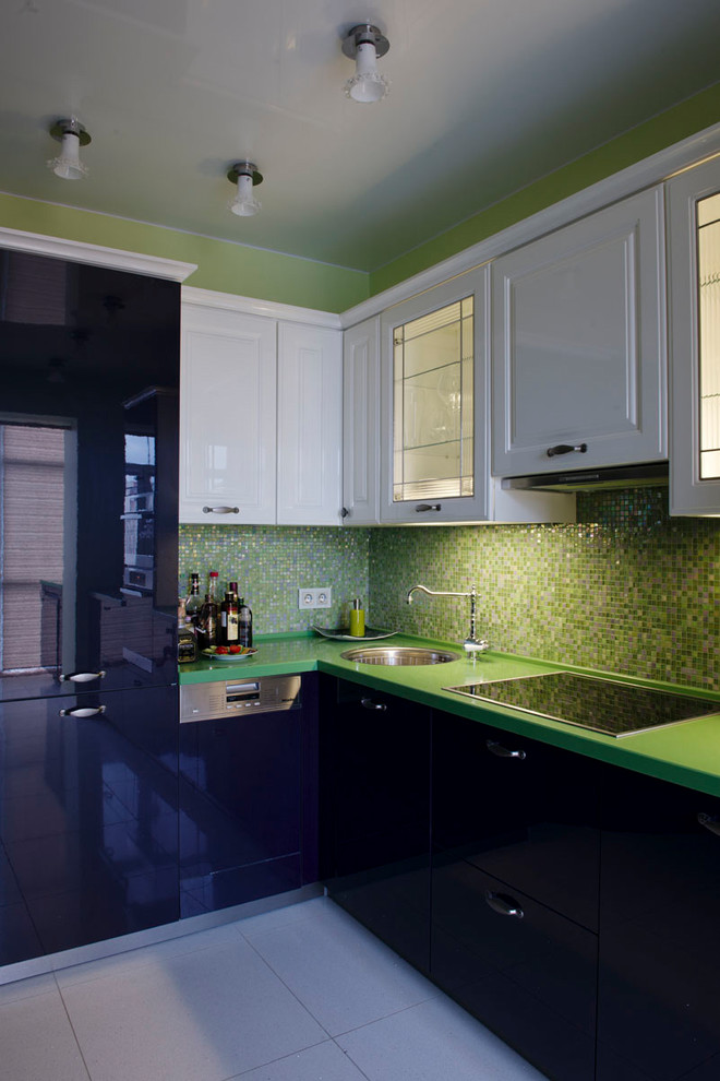 На фото: отдельная, угловая кухня среднего размера в стиле фьюжн с плоскими фасадами, фиолетовыми фасадами, столешницей из акрилового камня, зеленым фартуком, фартуком из плитки мозаики, полом из керамогранита и накладной мойкой без острова