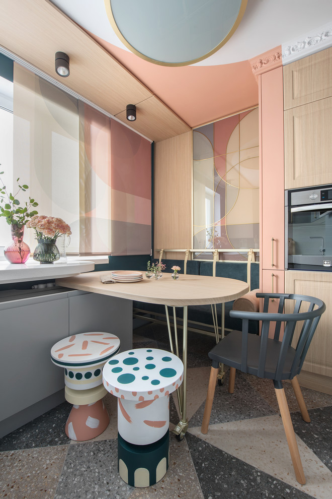 Eklektisk inredning av ett kök, med grå skåp, bänkskiva i koppar, släta luckor och flerfärgat golv