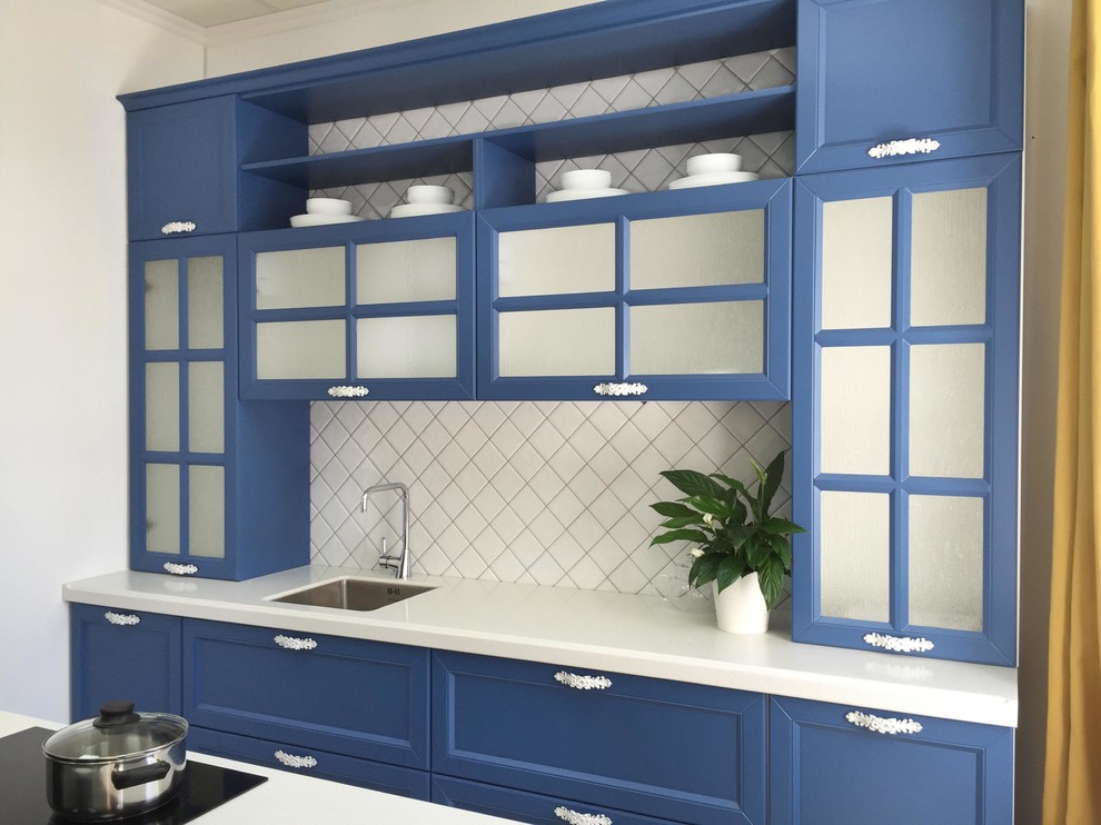 Idéer för mellanstora vintage linjära kök, med en undermonterad diskho, luckor med infälld panel, blå skåp, bänkskiva i koppar, vitt stänkskydd, stänkskydd i keramik, klinkergolv i keramik, en köksö och vitt golv