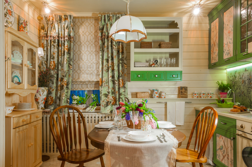 Foto di una piccola cucina bohémian con ante con bugna sagomata, ante verdi, top in superficie solida, paraspruzzi con piastrelle in ceramica, elettrodomestici colorati e pavimento in gres porcellanato