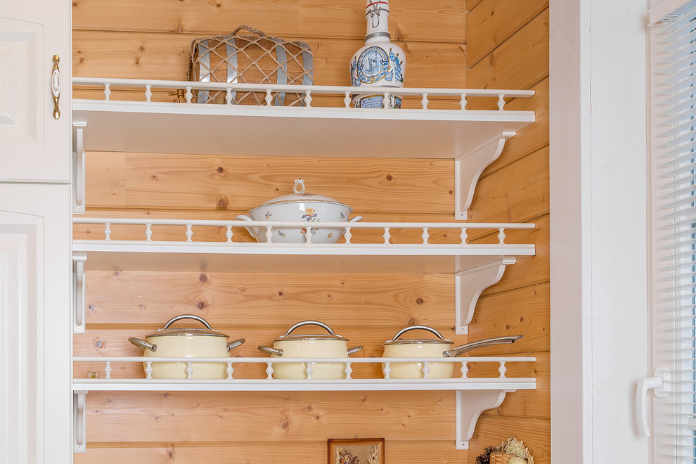Modelo de cocina clásica renovada pequeña sin isla con fregadero encastrado, armarios con paneles empotrados, puertas de armario blancas y encimera de madera