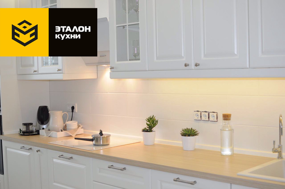 Свежая идея для дизайна: прямая кухня среднего размера в современном стиле с накладной мойкой и белым фартуком - отличное фото интерьера