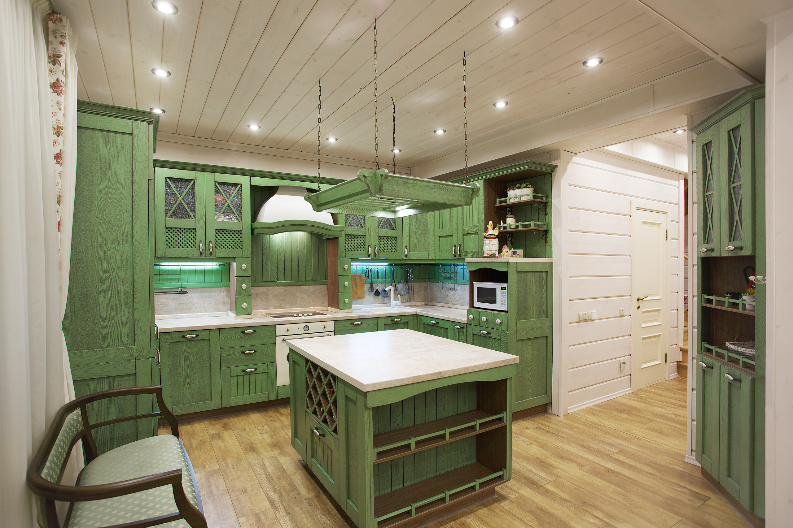 Зелено деревянный цвет. Зеленая кухня деревянная. Кухня зеленого цвета. Кухня с зелеными стенами. Зеленая кухня в стиле Кантри.