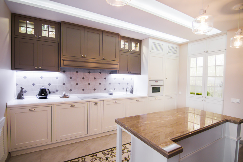 Стильный дизайн: угловая кухня среднего размера в стиле неоклассика (современная классика) с обеденным столом, фасадами в стиле шейкер, белыми фасадами и островом - последний тренд
