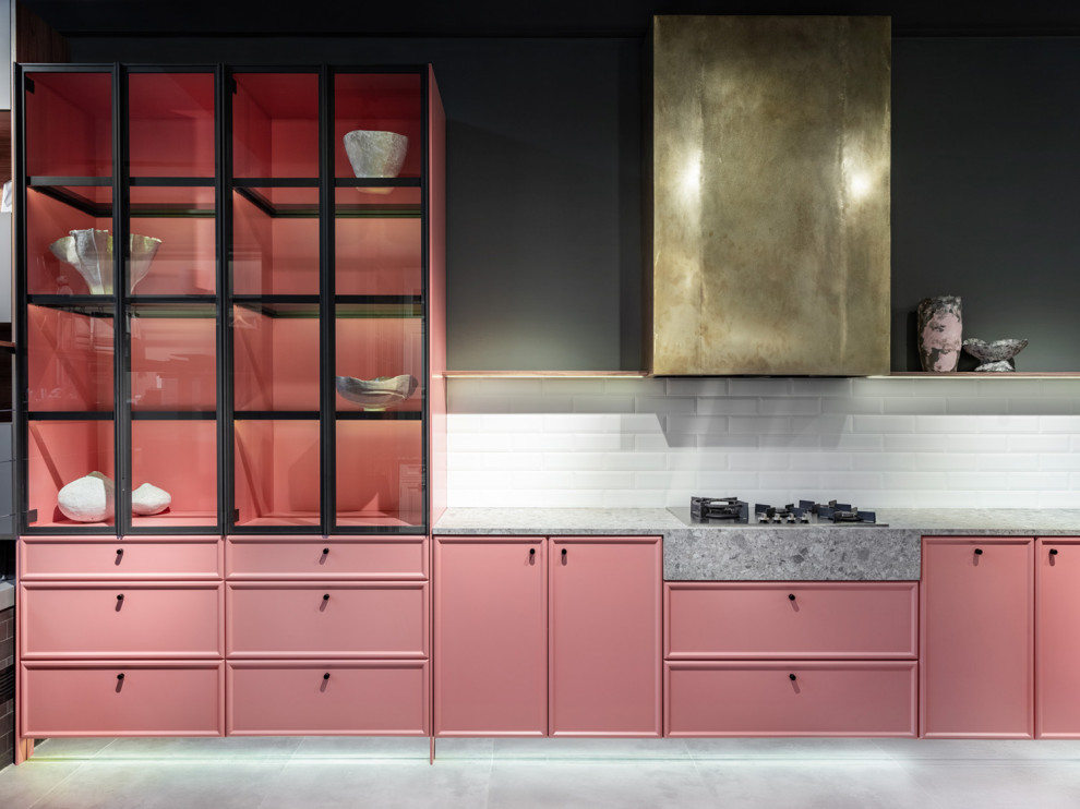На фото: отдельная, угловая кухня среднего размера в современном стиле с фасадами с декоративным кантом и красными фасадами с