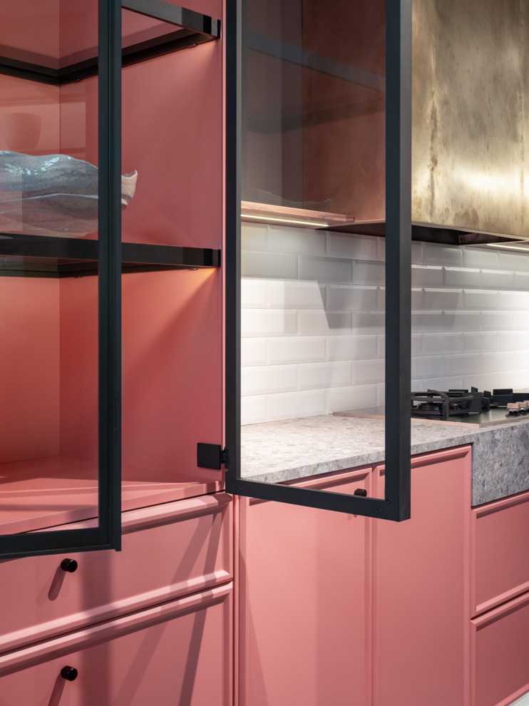 Imagen de cocinas en L actual de tamaño medio cerrada con armarios con rebordes decorativos y puertas de armario rojas
