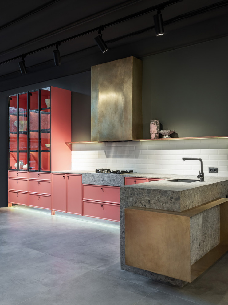 Идея дизайна: отдельная, угловая кухня среднего размера в современном стиле с фасадами с декоративным кантом и красными фасадами