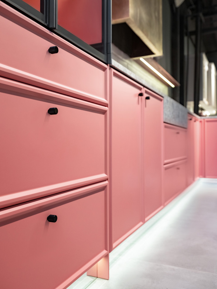 Inspiration pour une cuisine design en L fermée et de taille moyenne avec un placard à porte affleurante et des portes de placard rouges.