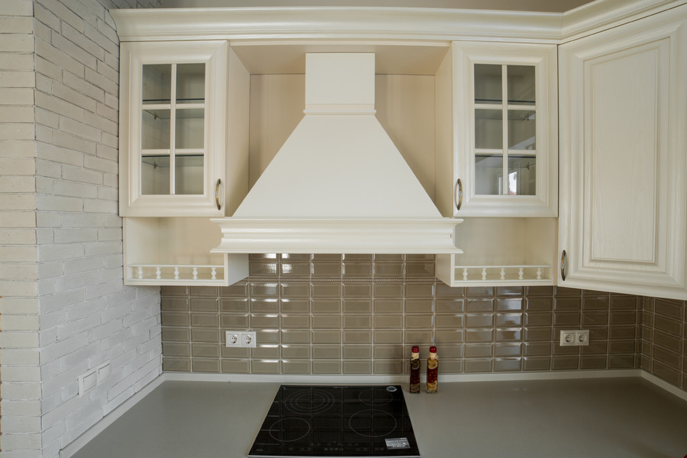 Foto på ett stort lantligt beige kök, med en undermonterad diskho, luckor med upphöjd panel, beige skåp, bänkskiva i koppar, brunt stänkskydd, stänkskydd i keramik, vita vitvaror, klinkergolv i keramik och beiget golv