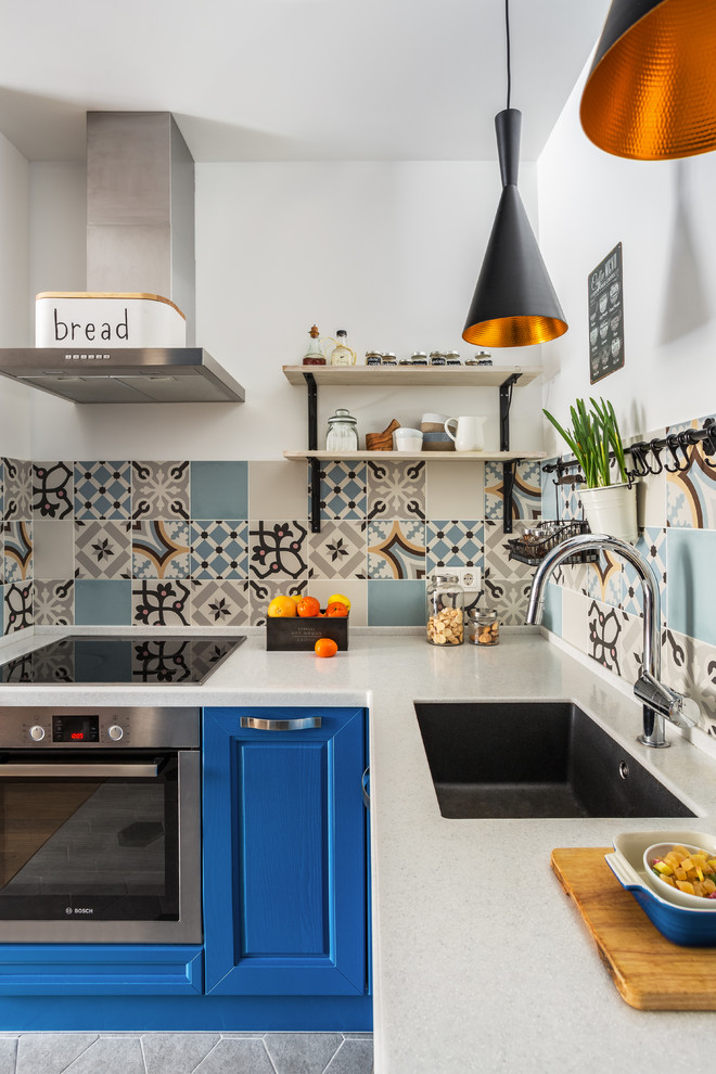 Свежая идея для дизайна: маленькая п-образная кухня в скандинавском стиле с врезной мойкой и синими фасадами для на участке и в саду - отличное фото интерьера