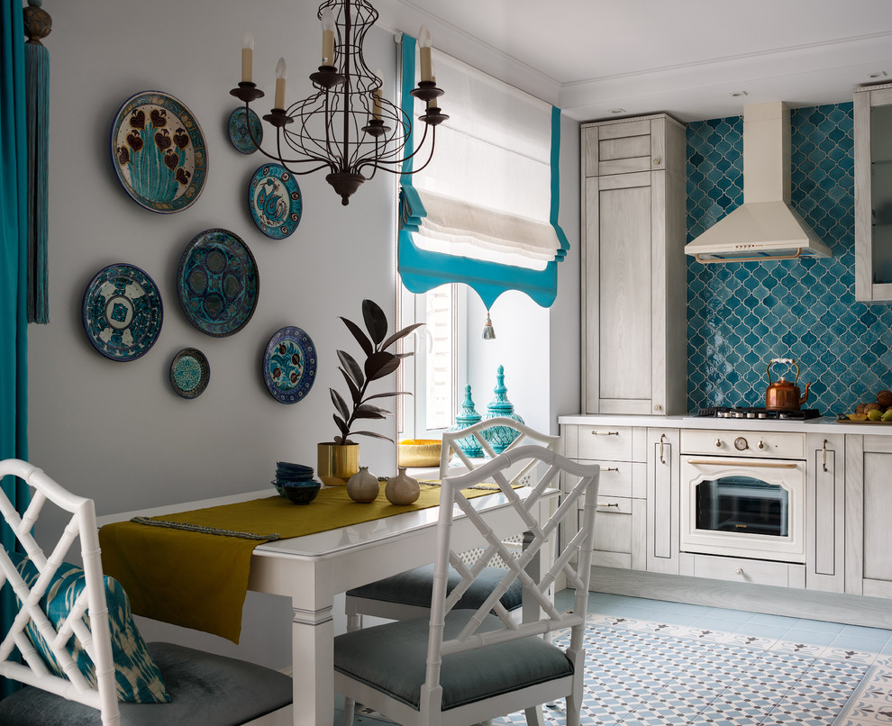 Inspiration för ett mellanstort medelhavsstil vit vitt kök, med en undermonterad diskho, luckor med infälld panel, skåp i ljust trä, bänkskiva i koppar, blått stänkskydd, stänkskydd i mosaik, integrerade vitvaror, klinkergolv i keramik och grått golv