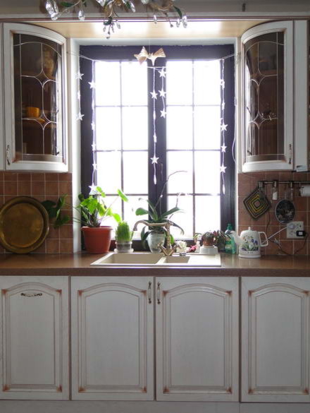 Пример оригинального дизайна: угловая кухня среднего размера в классическом стиле с обеденным столом, врезной мойкой, фасадами с выступающей филенкой, светлыми деревянными фасадами, столешницей из акрилового камня, бежевым фартуком, фартуком из керамической плитки, белой техникой, полом из керамической плитки, островом, разноцветным полом и коричневой столешницей