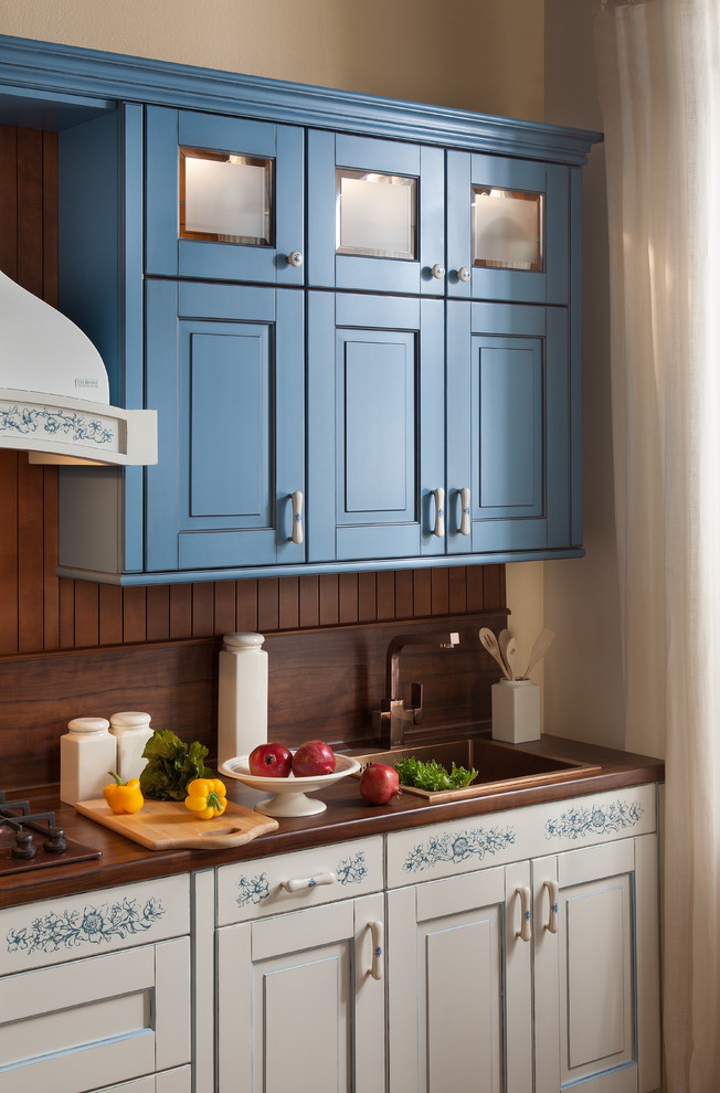 Inspiration för mellanstora lantliga linjära brunt kök och matrum, med en nedsänkt diskho, luckor med upphöjd panel, blå skåp, laminatbänkskiva, brunt stänkskydd, stänkskydd i trä och färgglada vitvaror
