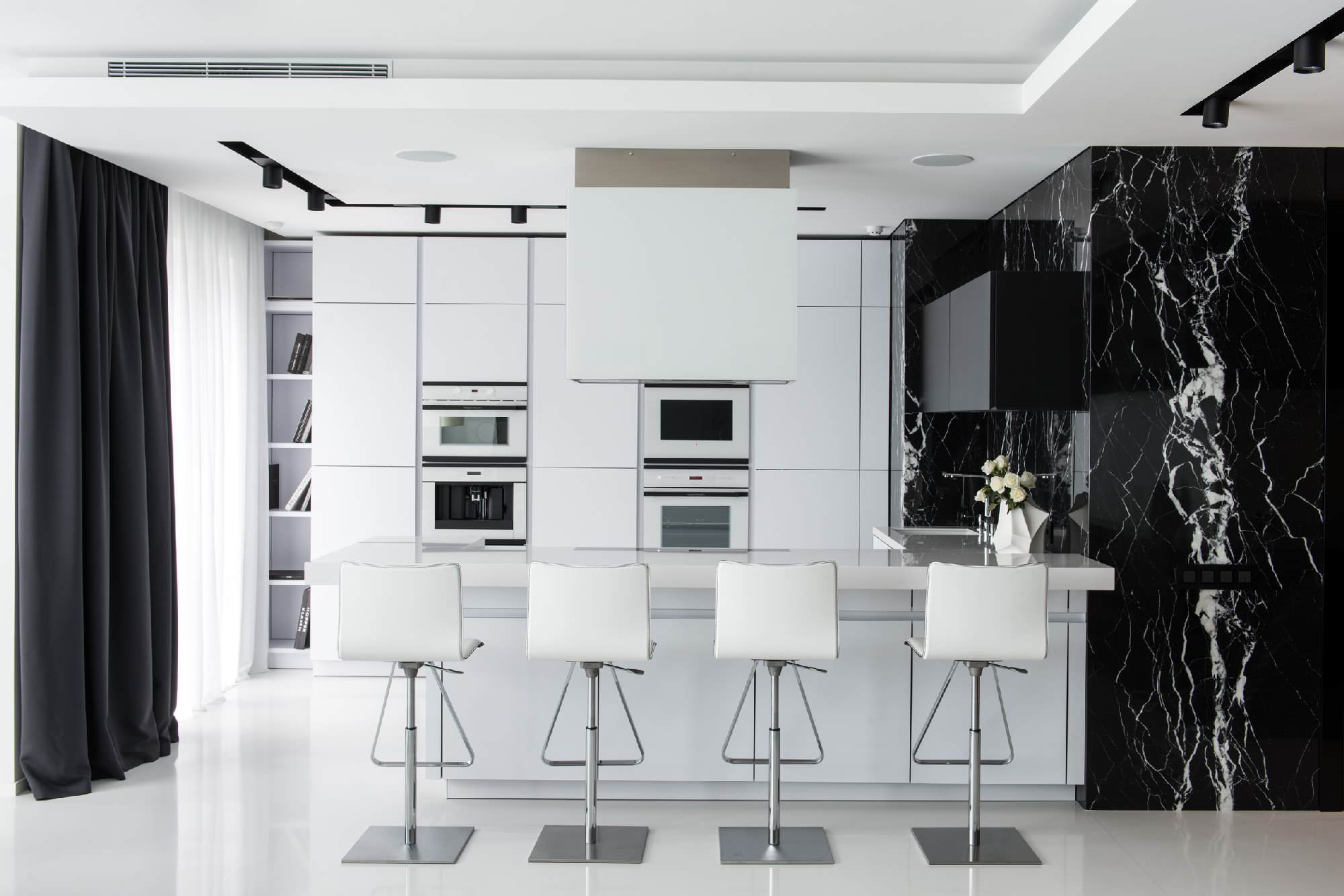Черно-белая кухня: как создать стильный интерьер в черно-белых тонах + 27 фото