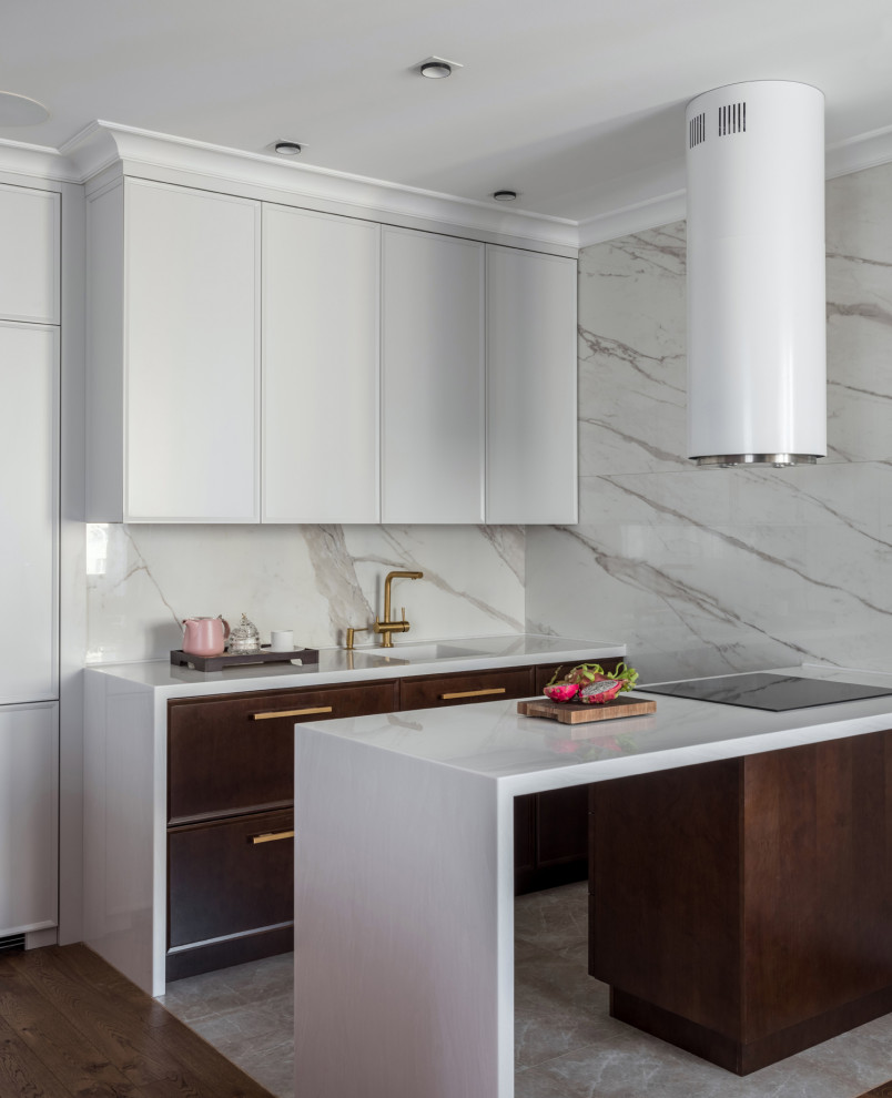 Idée de décoration pour une petite cuisine américaine parallèle design en bois foncé avec un évier intégré, un placard à porte plane, une crédence grise, une péninsule, un sol gris et un plan de travail blanc.